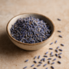 Bol de fleurs de lavande séchées sur une table, parfaites pour infusions et bien-être.