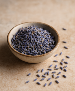 Bol de fleurs de lavande séchées sur une table, parfaites pour infusions et bien-être.