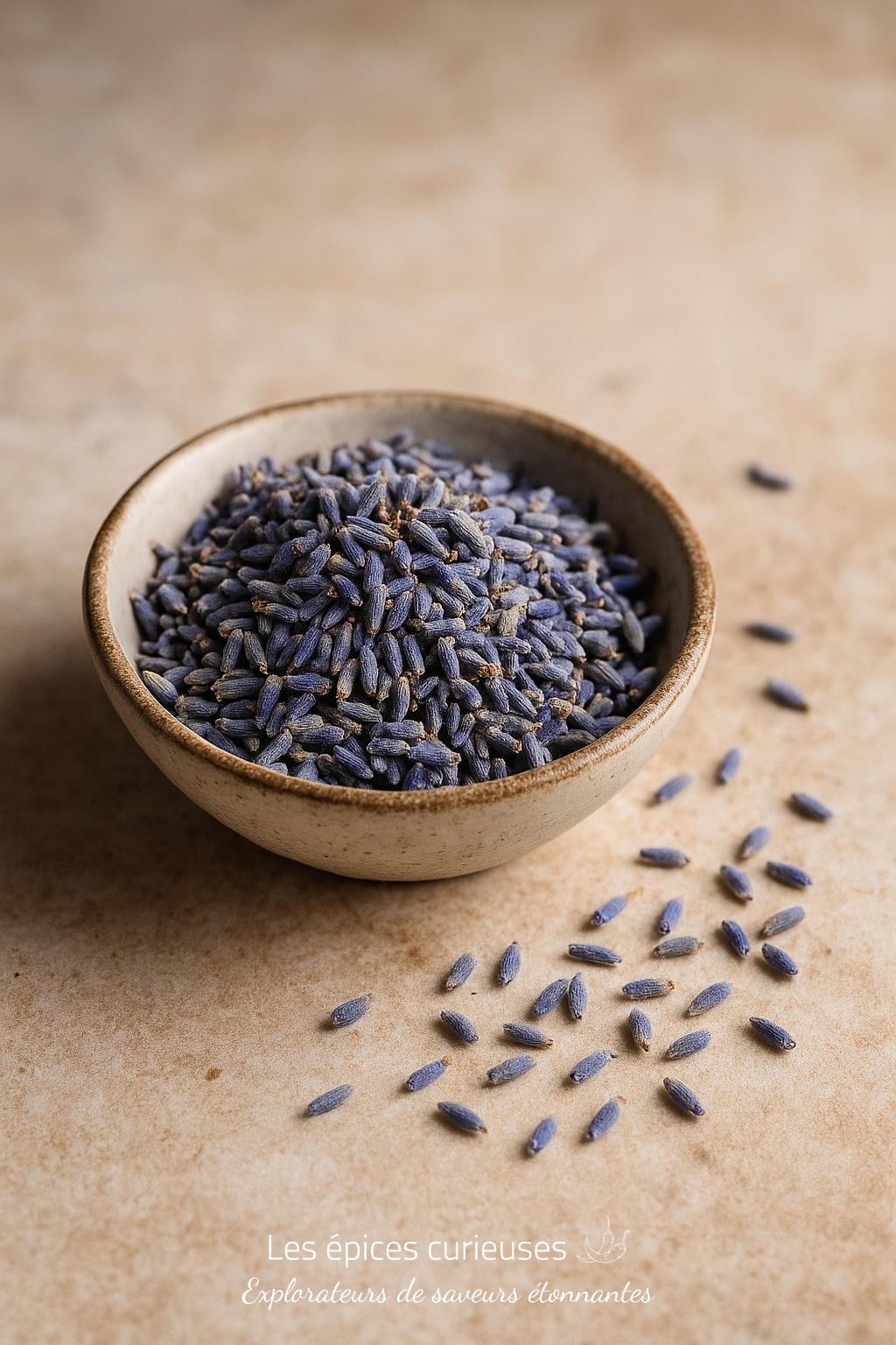Fleur de Lavande Séchée – Élégance Provençale (1) Bol de fleurs de lavande séchées sur une table, parfaites pour infusions et bien-être.