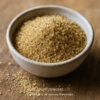 Bol de sucre brun sur une table en bois, parfait pour pâtisseries et recettes sucrées.