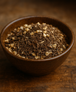 Bol de feuilles de tabac et copeaux naturels sur une table en bois, présentation naturelle et rustique.
