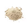 Poudre beige en vrac sur fond blanc, utilisée en cuisine pour diverses préparations alimentaires.