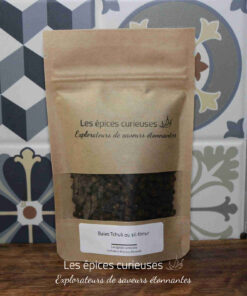 Sachet de baies Tchuli de Les épices curieuses sur fond de carreaux colorés.
