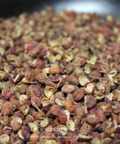 Gros plan de baies de poivre du Sichuan séchées, ingrédient aromatique utilisé dans la cuisine asiatique.