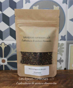 Sachet de baies de Fagara du Bhoutan de Les épices curieuses devant des carreaux décoratifs colorés.