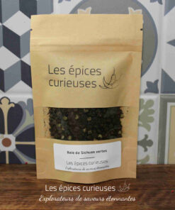 Pack de baies de Sichuan vertes Les épices curieuses sur fond de carreaux décoratifs.