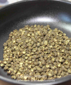 Grains de poivre de Sichuan dans un bol noir pour une cuisine asiatique authentique et épicée.