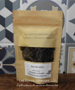 Paquet de Baie de Selim, épices de Les épices curieuses, sur fond de carreaux décoratifs.