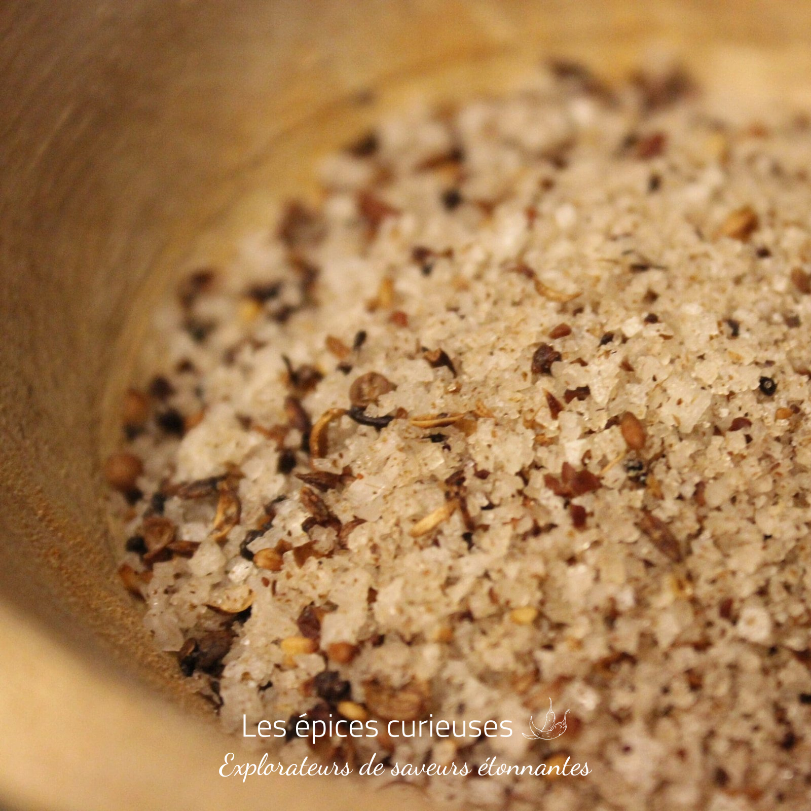 Fleur de sel aux éclats d’épices torréfiées – Les épices curieuses Fleur de sel aux éclats d'épices torréfiées - Les épices curieuses