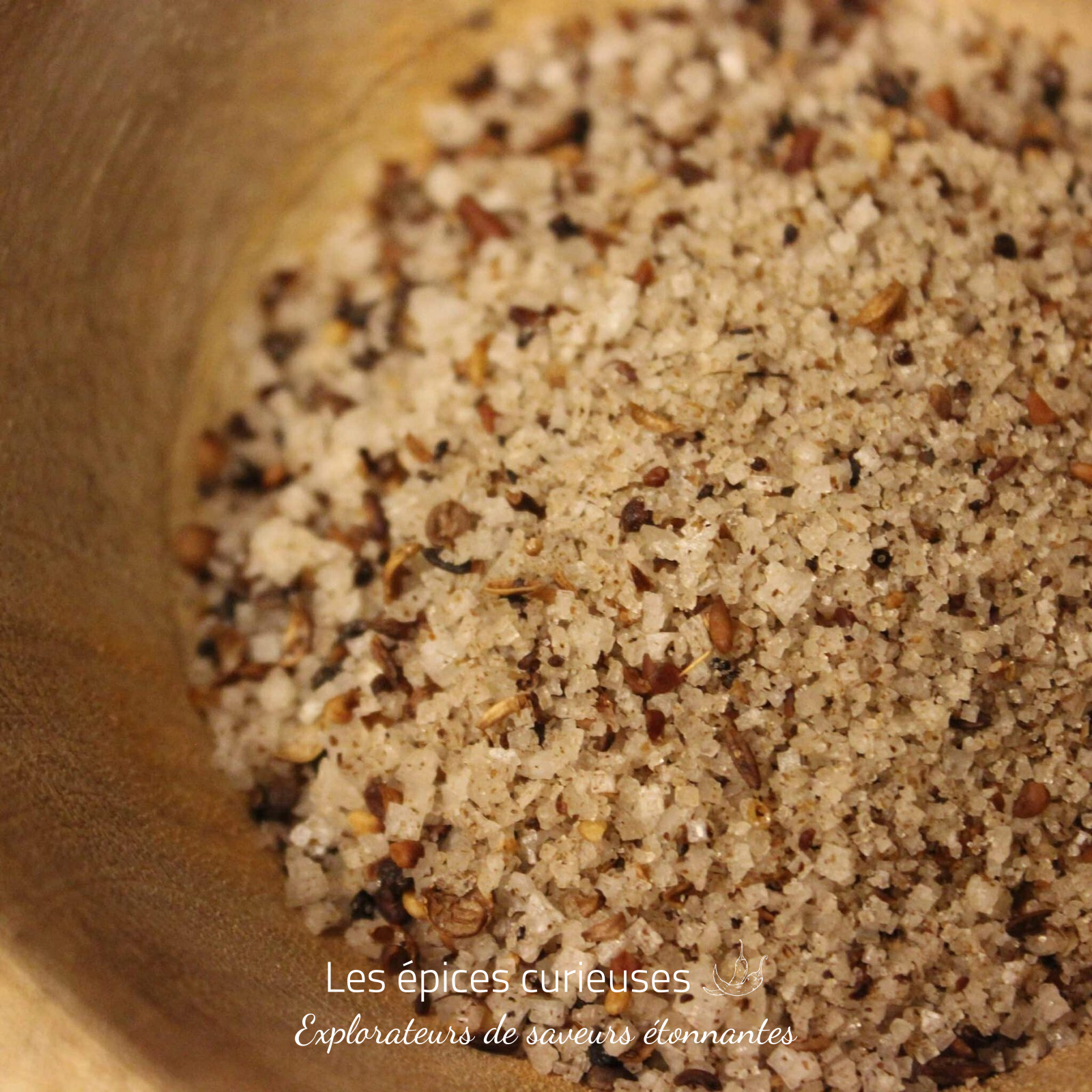 Fleur de sel aux éclats d’épices torréfiées – Les épices curieuses Fleur de sel aux éclats d'épices torréfiées - Les épices curieuses