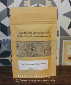 Sachet de fleur de sel aux poivres du monde, Les épices curieuses, sur fond de carreaux décoratifs.