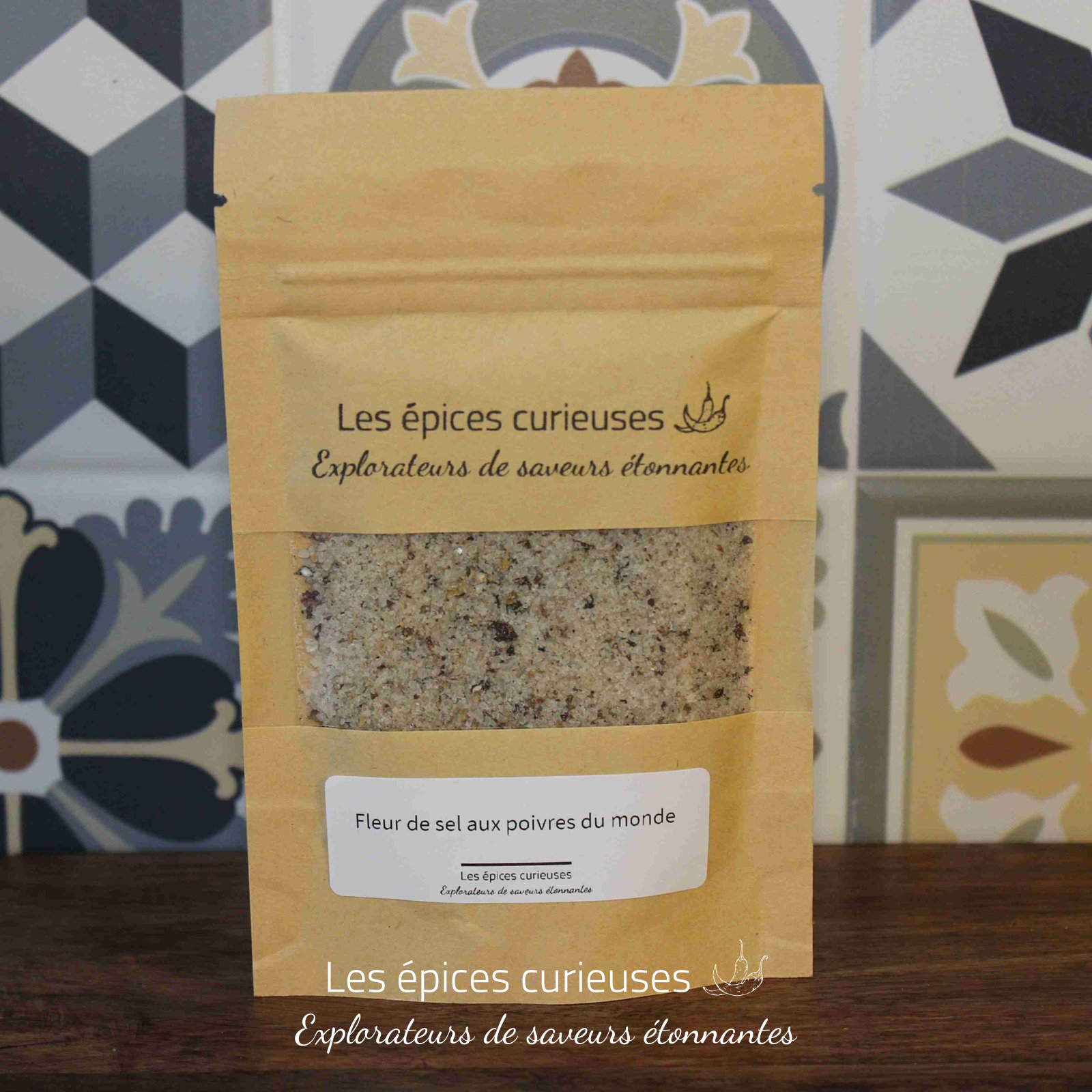 Fleur de sel aux poivres du monde (2)(1) Sachet de fleur de sel aux poivres du monde, Les épices curieuses, sur fond de carreaux décoratifs.