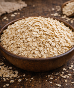 Bol de flocons d’avoine sur une table en bois rustique, parfait pour un petit-déjeuner sain et nutritif.
