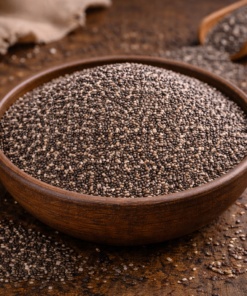 Bol de graines de chia sur une table en bois, riches en fibres et oméga-3, parfaites pour une alimentation saine.