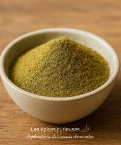 Bol en céramique avec du curry en poudre sur table en bois, épice aromatique pour la cuisine asiatique.