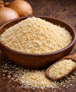 Bol d'oignons séchés en flocons avec cuillère en bois, idéal pour rehausser vos plats.