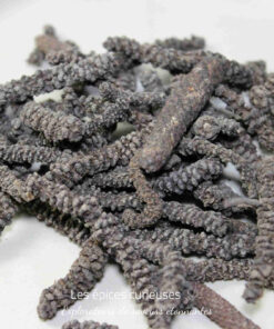 Poivre long noir en gros plan, épice rare utilisée pour rehausser les plats avec une saveur unique et piquante.