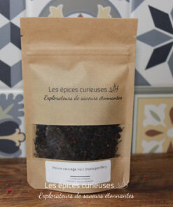 Paquet de poivre sauvage noir Voatsiperifery des Épices Curieuses sur fond de carreaux décoratifs.