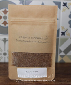 Sel fumé Danois en paquet, présenté sur fond de carrelage décoratif, par Les Épices Curieuses.
