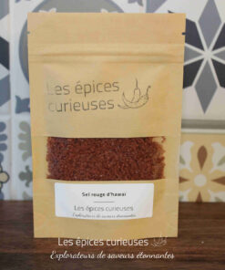 Paquet de sel rouge d'Hawaï Les épices curieuses sur fond de carrelage décoratif.