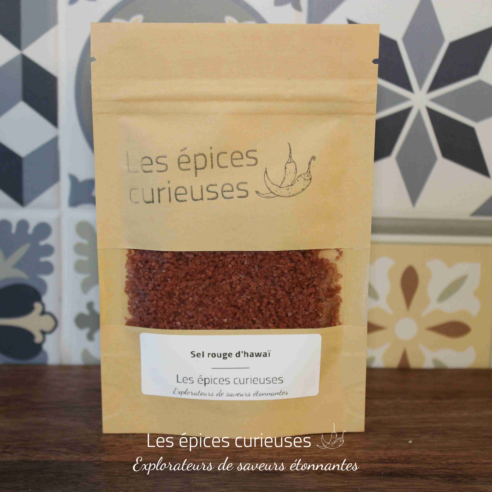 Sel rouge d’hawai (2)(1) Paquet de sel rouge d'Hawaï Les épices curieuses sur fond de carrelage décoratif.
