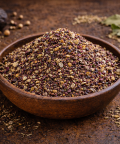 Bol en bois rempli de zaatar, mélange d'épices du Moyen-Orient, sur fond rustique.