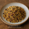 Assiette de granulés d'épices et herbes aromatiques sur fond de table en bois.