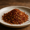 Assortiment d'épices variées sur une assiette en céramique, idéal pour rehausser vos plats de saveurs exotiques.