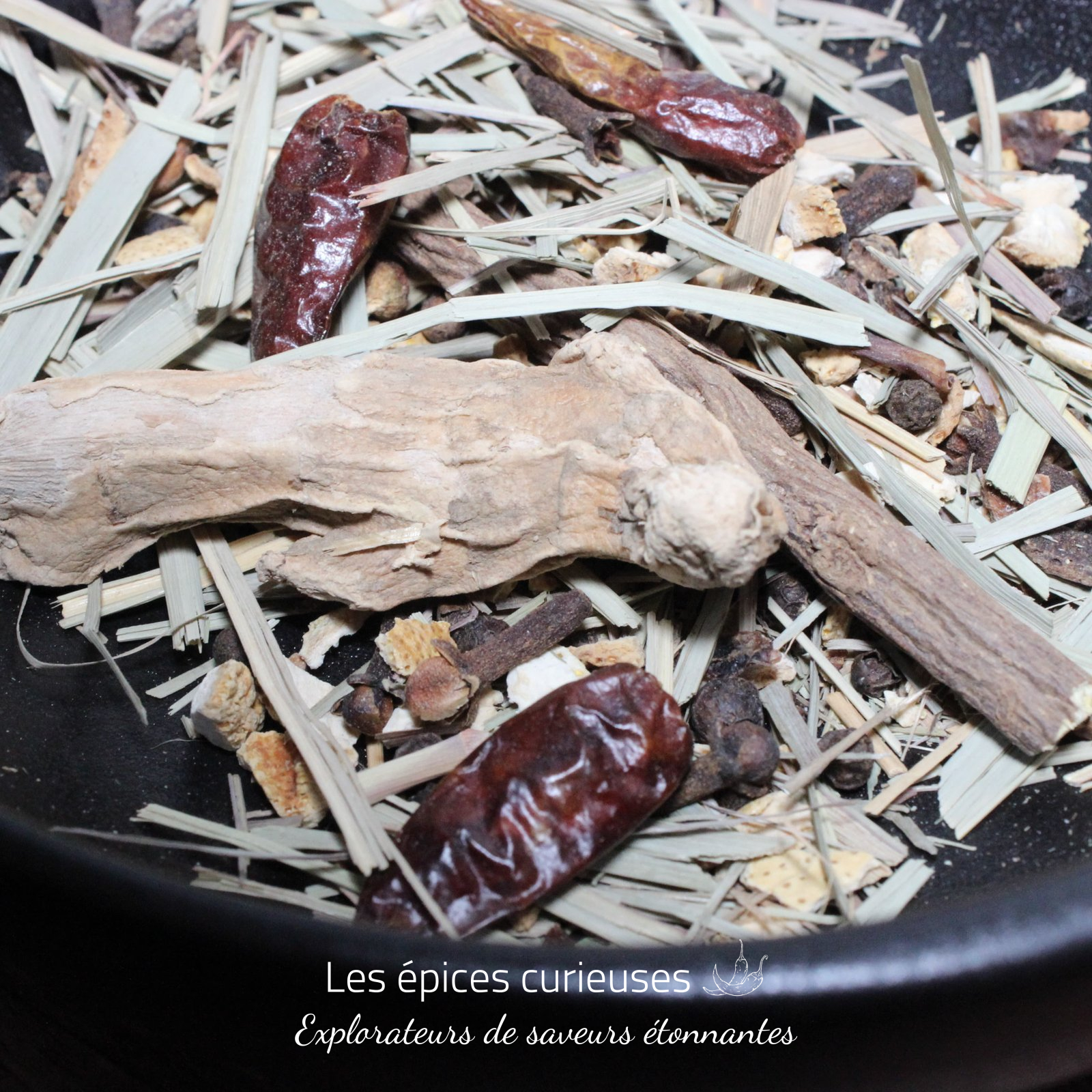 Préparation Diable Rouge pour Rhum Arrangé – Les épices curieuses Mélange d'herbes médicinales séchées avec des épices pour infusion bien-être dans un bol.