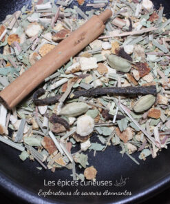 Mélange de plantes séchées et épices avec bâton de cannelle, parfait pour infusion bien-être et saveurs exotiques.