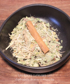 Bol d'herbes médicinales séchées avec bâton de cannelle. Remède naturel et apaisant pour infusions bien-être.