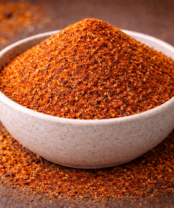 Bol de mélange d'épices colorées sur une table en bois, prêt pour sublimer vos plats.