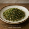Assiette remplie de zaatar épicé, mélange traditionnel d'herbes et graines aromatiques.