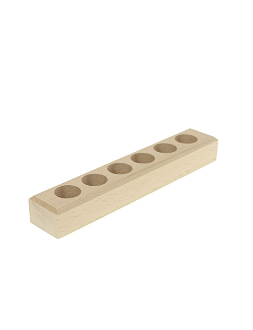 support-socle-6-tubes-o-25-mm Bloc en bois clair avec sept cavités circulaires pour billes Montessori.