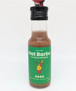 Sauce piquante Hot Barbe à la verveine et rhubarbe dans une bouteille avec étiquette verte et illustration de barbecue.