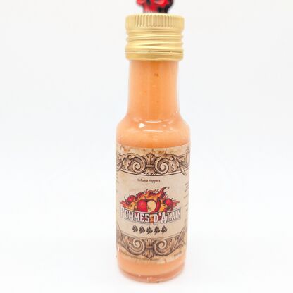 6653298-47f25e8bab0568.jpg Bouteille de sauce piquante Pommes d'Acin avec étiquette illustrée, arrière-plan blanc.