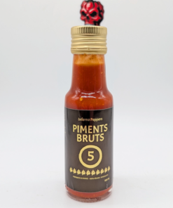 Bouteille de sauce piquante Piments Bruts 5 d'Inferno Peppers, saveur intense, sur fond blanc, bouchon doré.
