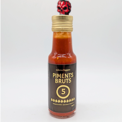 6857627-47faa75d29a59d.png Bouteille de sauce piquante Piments Bruts 5 d'Inferno Peppers, saveur intense, sur fond blanc, bouchon doré.