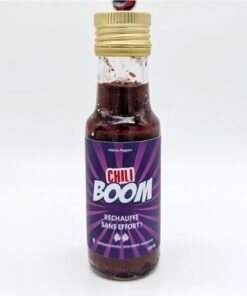 Bouteille de sauce piquante Chilli Boom avec étiquette violette et bouchon doré, idéale pour rehausser vos plats.