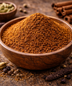 Bol de garam masala épicé sur fond rustique avec cardamome, cannelle et poivre noir. Saveurs intenses pour vos plats.