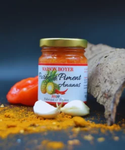 Purée de piment ananas Maison Boyer, épices, ail et habanero en fond, pot gourmet fabriqué en France.