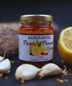Pot de purée de piment citron Maison Boyer avec ail et citron en arrière-plan. Fabriqué en France.