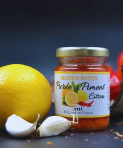 Pot de purée de piment citron Maison Boyer avec citron et ail, fabriqué en France, fond noir.