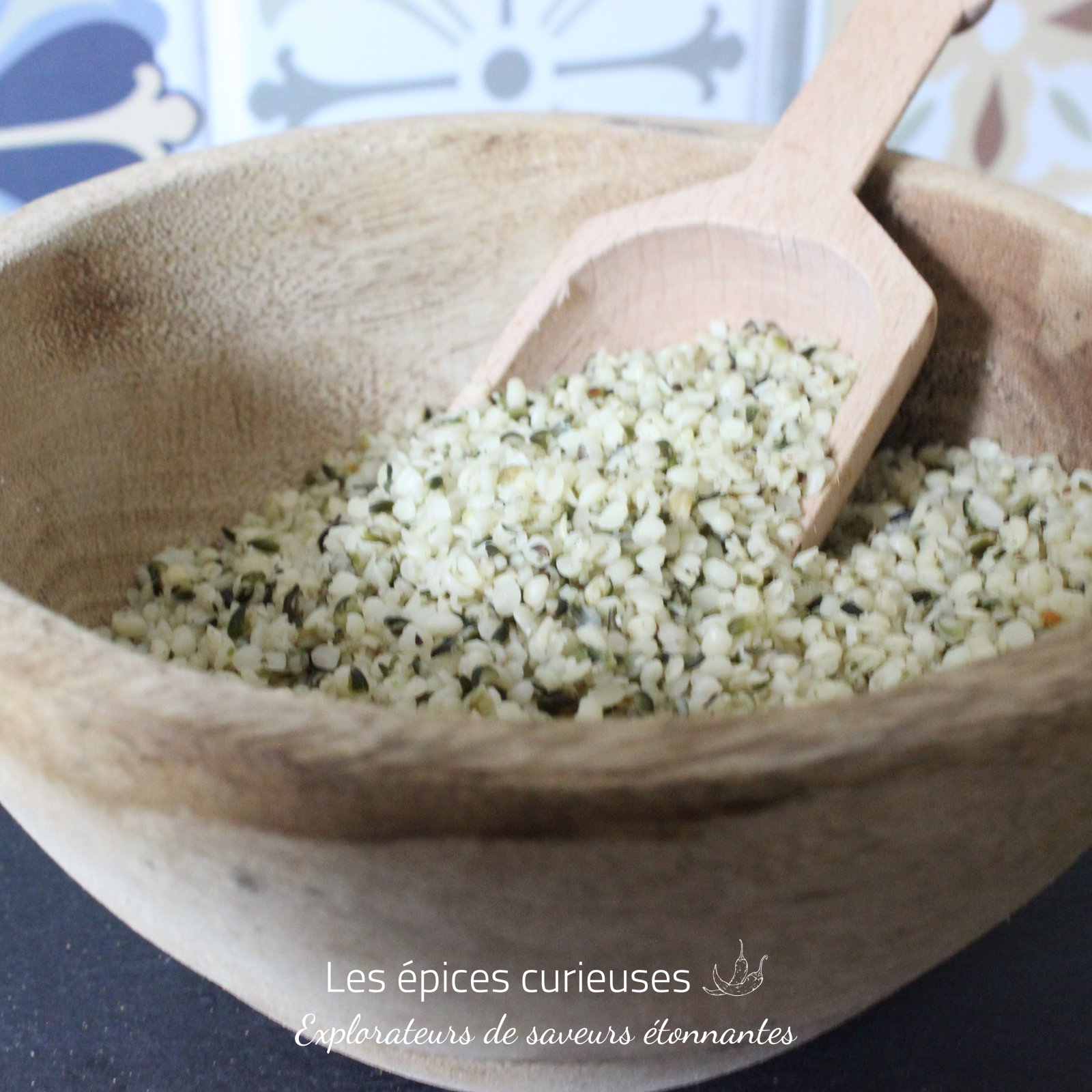 Graines de chanvres décortiquée – Les épices curieuses Bol en bois rempli de graines de chanvre biologiques avec cuillère en bois. Source de protéines et d'oméga-3.