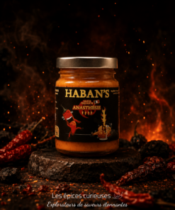 Pot de sauce piquante Anasthésie Haban's entouré de piments rouges sur fond de flammes ardentes.