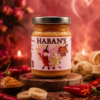 Pot de sauce piquante à la banane et piment, décoration romantique, ambiance chaleureuse et épicée.